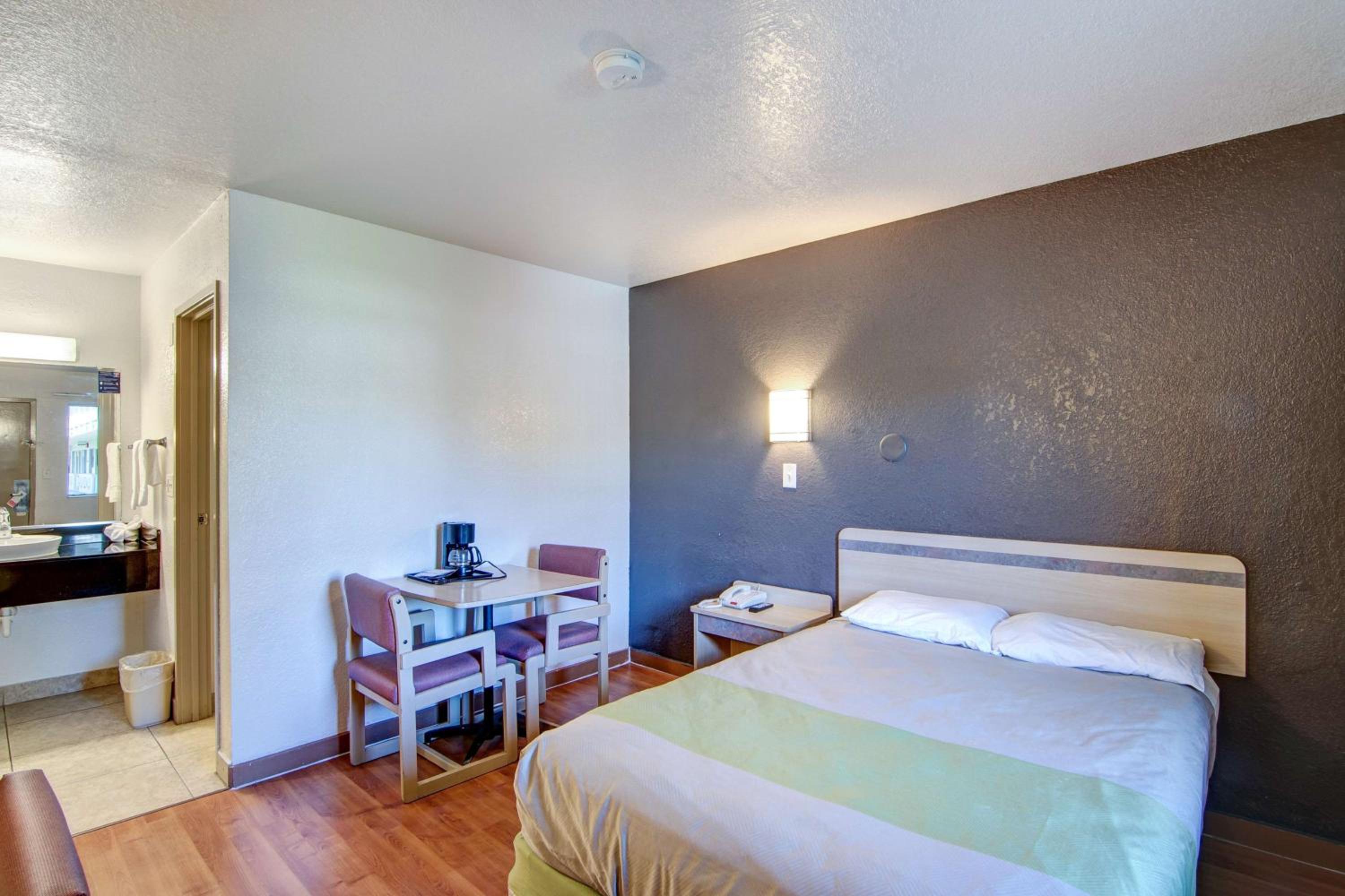 Фото Studio 6 Grand Prairie, Tx