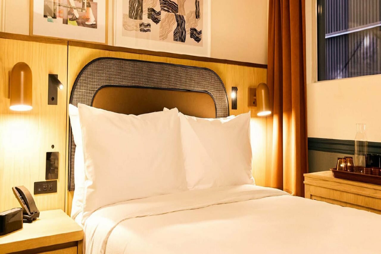 Фото Strathcona Hotel