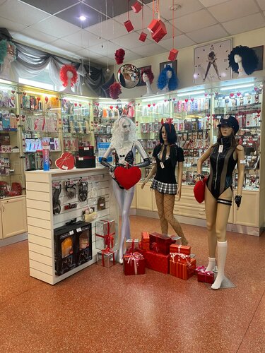 Ол маған тамақ пісіруге рұқсат бермеді, бірақ ол әйелін ас үйде ақырын сиқтырды.