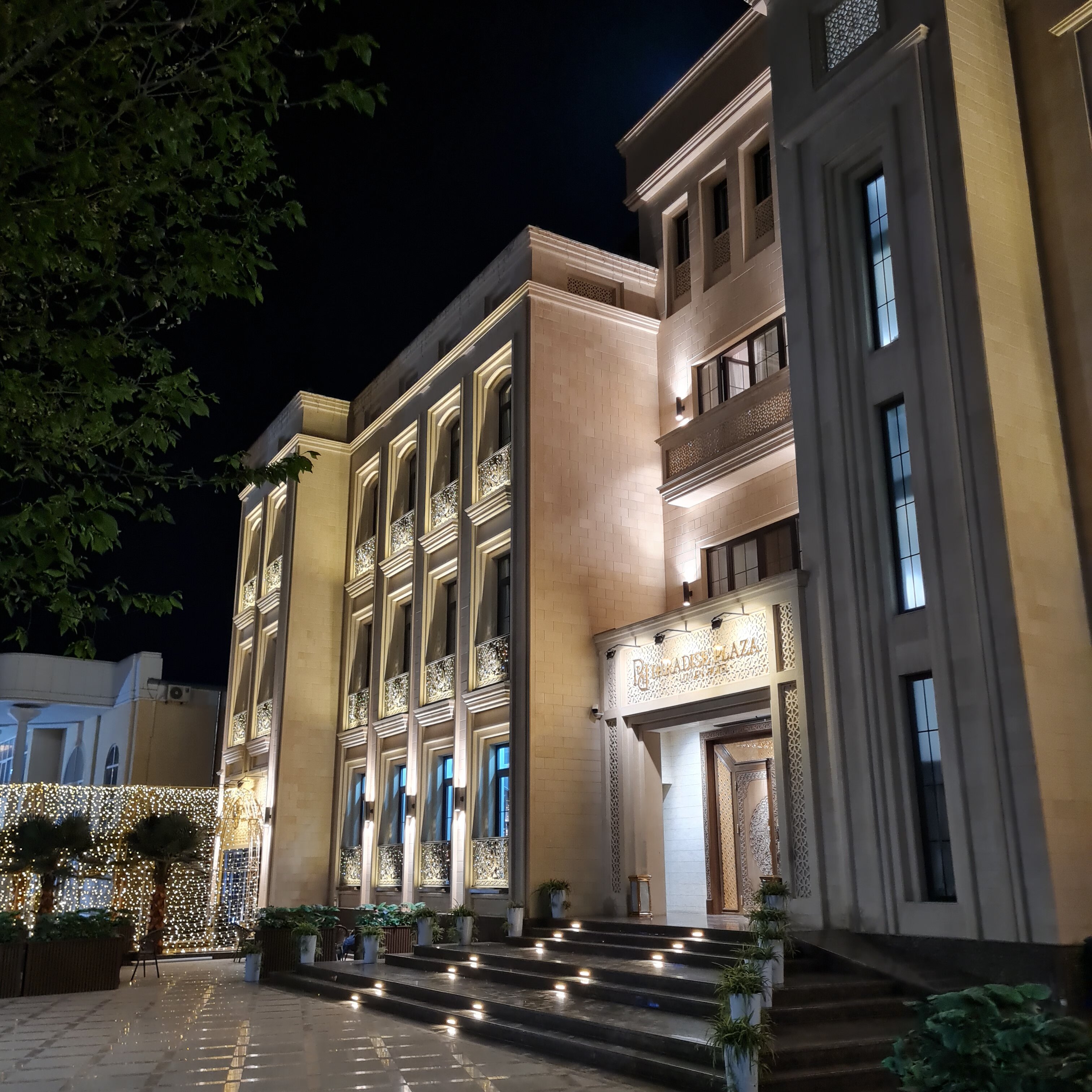 Фото Paradise Plaza Luxury Hotel