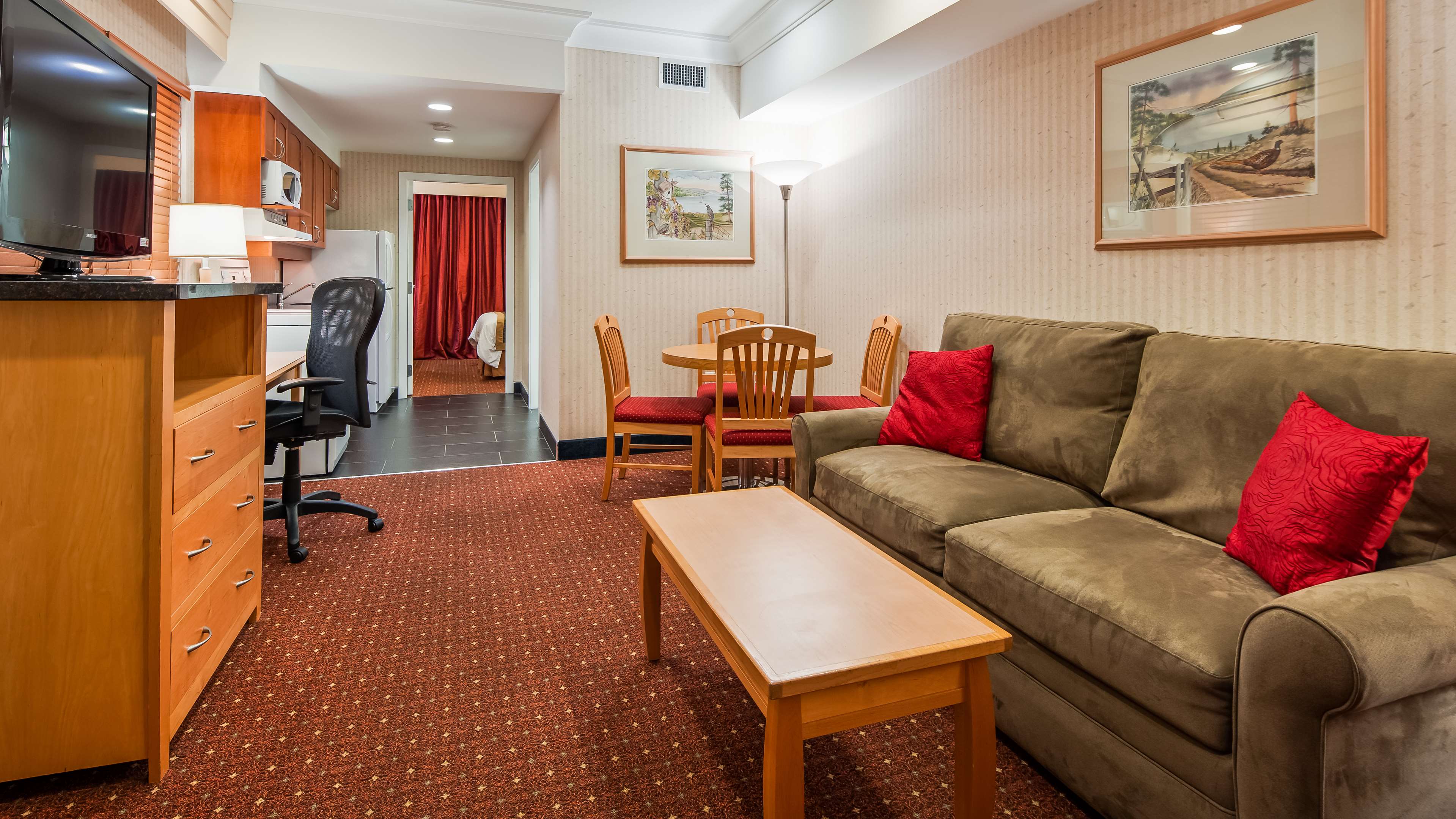 Фото Best Western Plus Kelowna Hotel & Suites