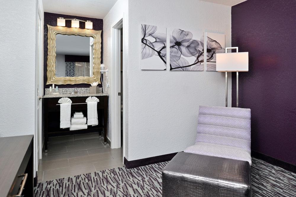 Фото Clarion Inn & Suites Across From Universal Orlando Resort