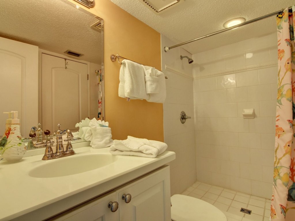 Фото Commodore Resort by Book That Condo