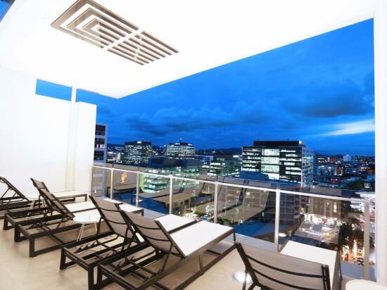 Фото Alex Perry Hotel & Apartments
