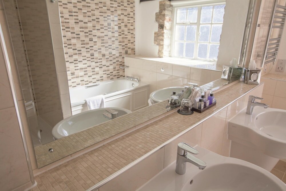 Фото Macdonald Bear Hotel