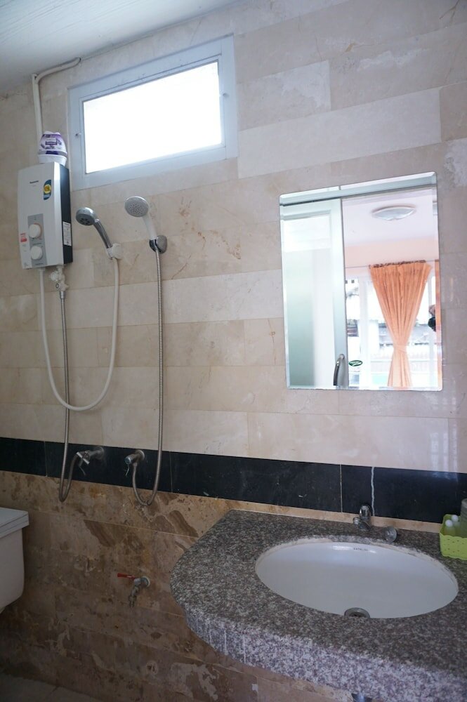 Фото B and B Hotel