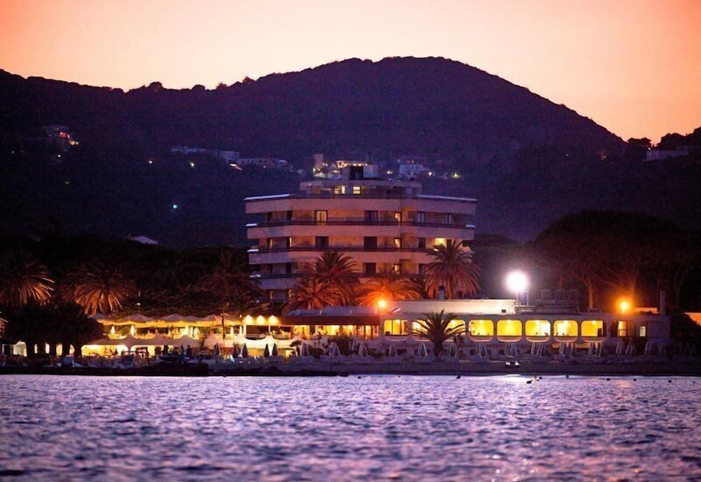 Фото отеля 2