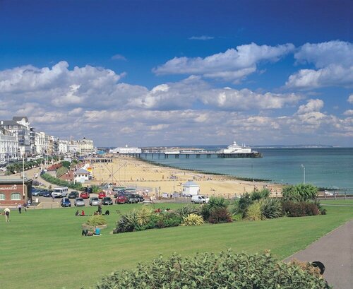 Внешний вид отеля The Devonshire Park Hotel в Истборне, фото 3