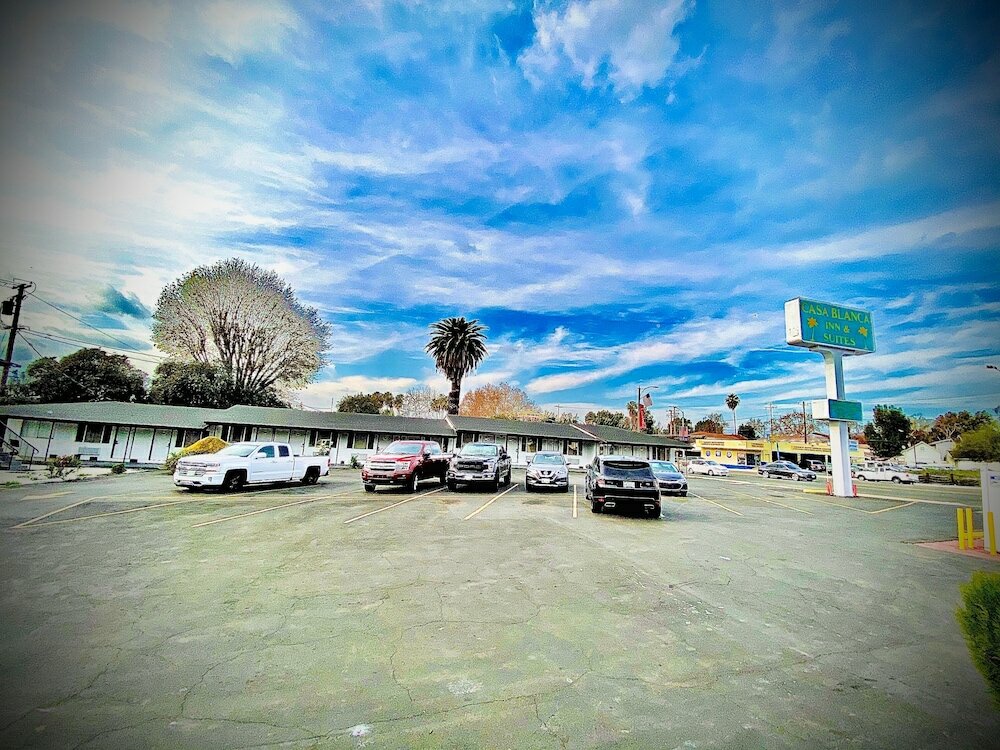 Фото Casa Blanca Inn & Suites