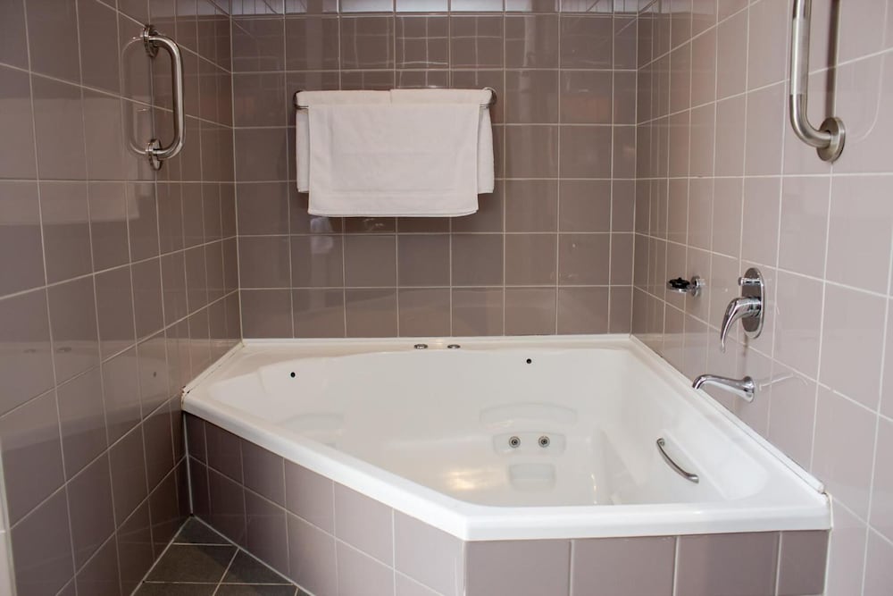 Фото Highlander Hotel Bar Kitchen Rooftop