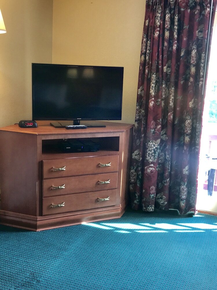 Фото Swiss Chalets Village Inn