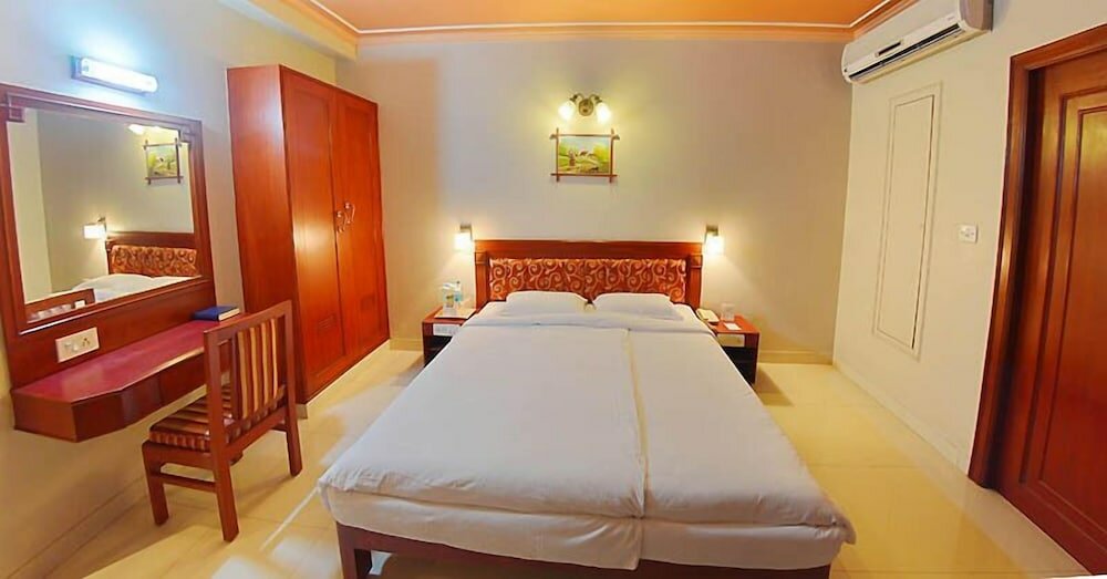 Фото Hotel Gnanam