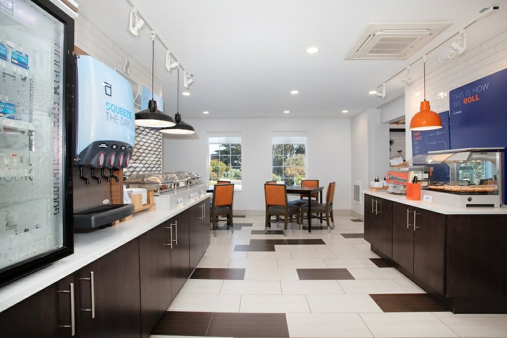 Фото Holiday Inn Express Monterey-Cannery Row, an Ihg Hotel