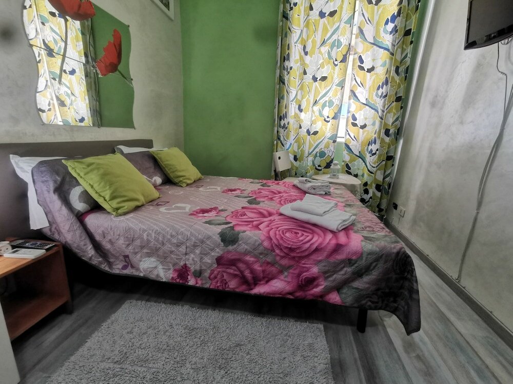 Фото Roman Holidays Hostel