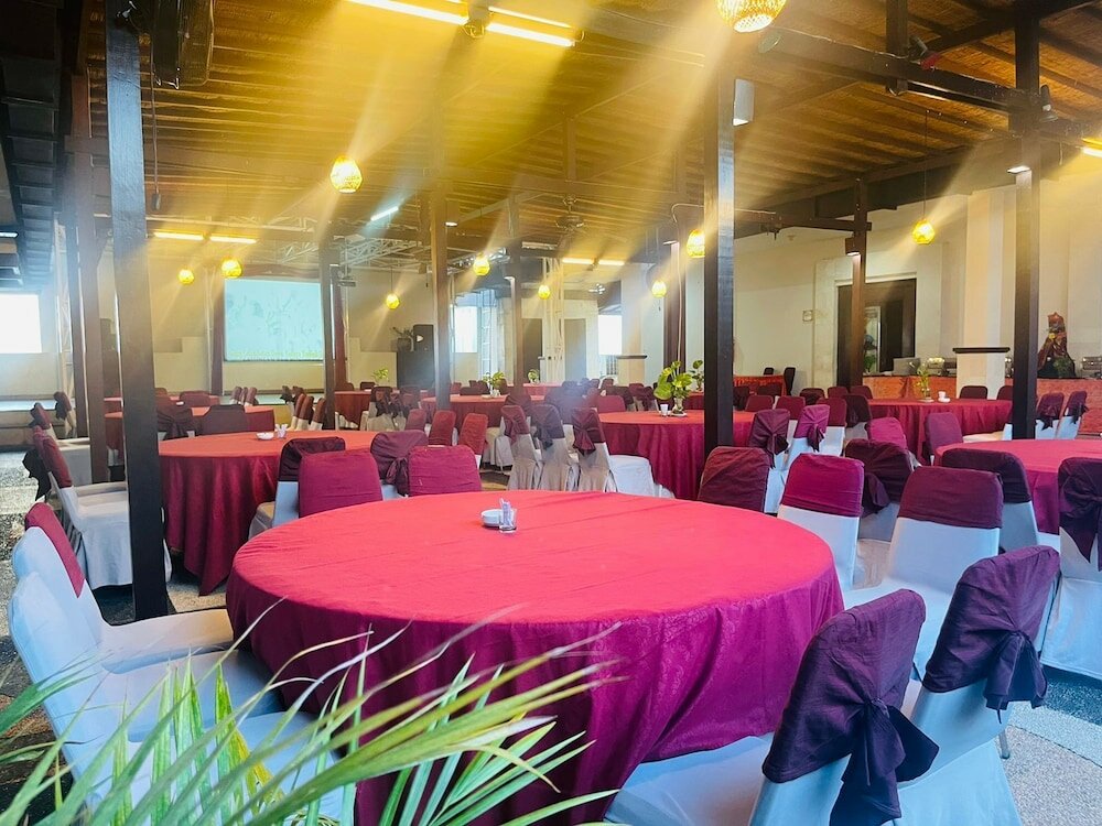 Фото Nirmala Hotel and Convention Centre