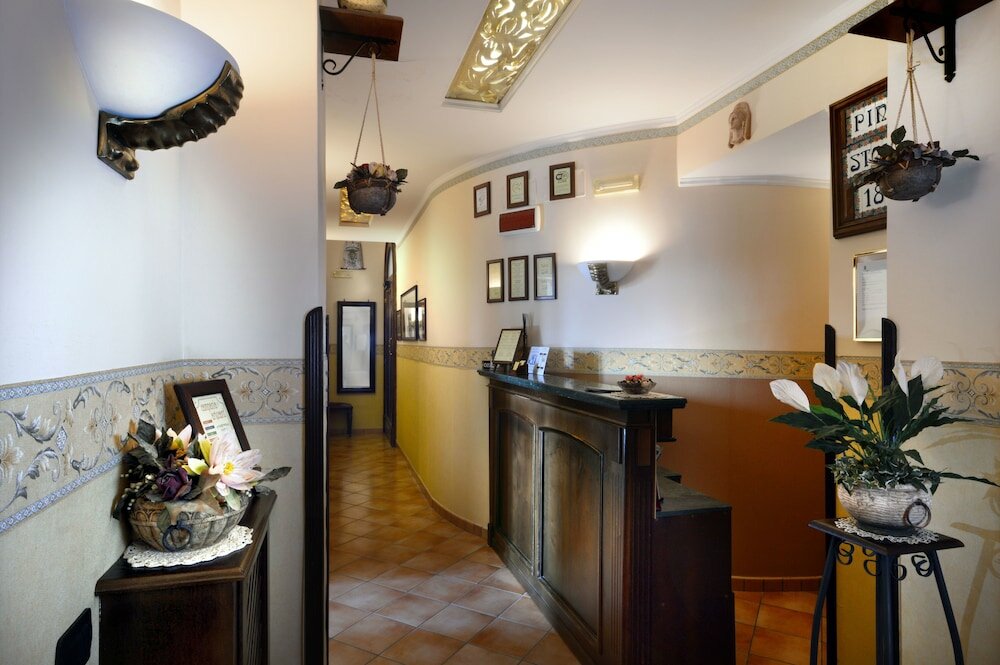 Фото Pinto Storey Hotel