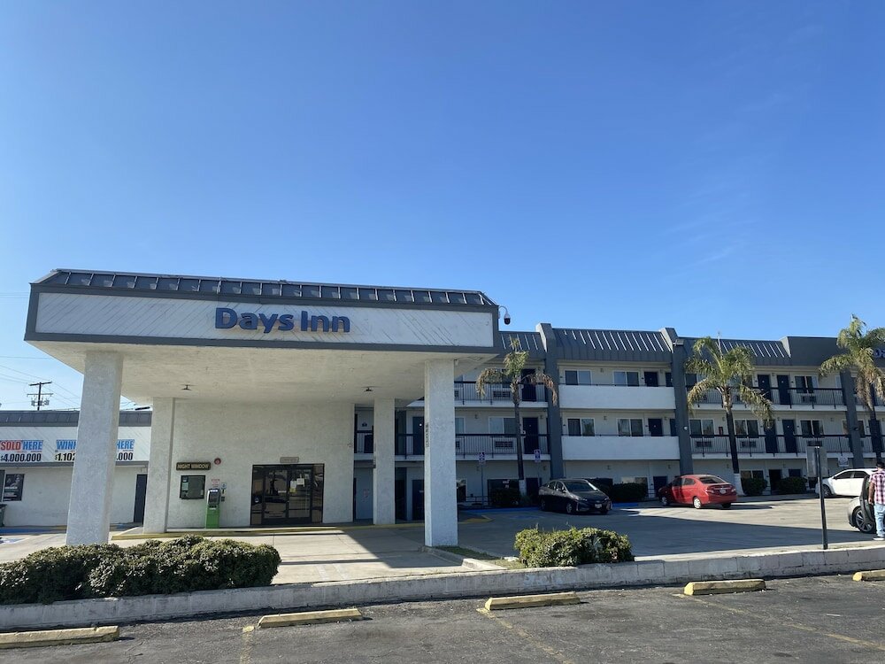 Фото Days Inn by Wyndham Ontario Airport