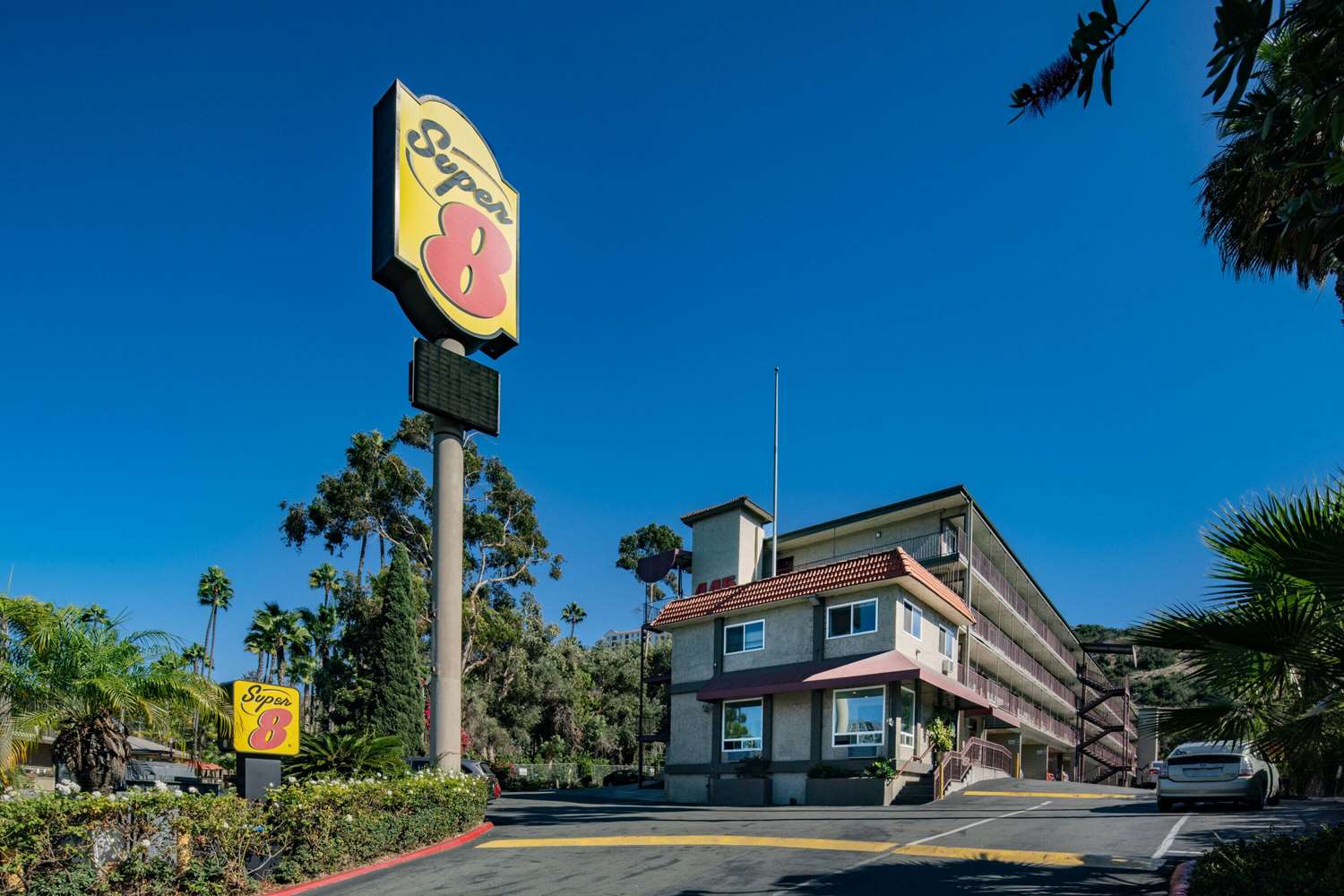 Фото Super 8 by Wyndham San Diego Hotel Circle