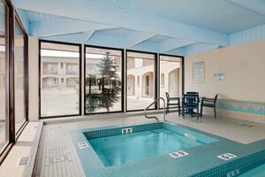 Гостиница Metro Inn Calgary Northwest