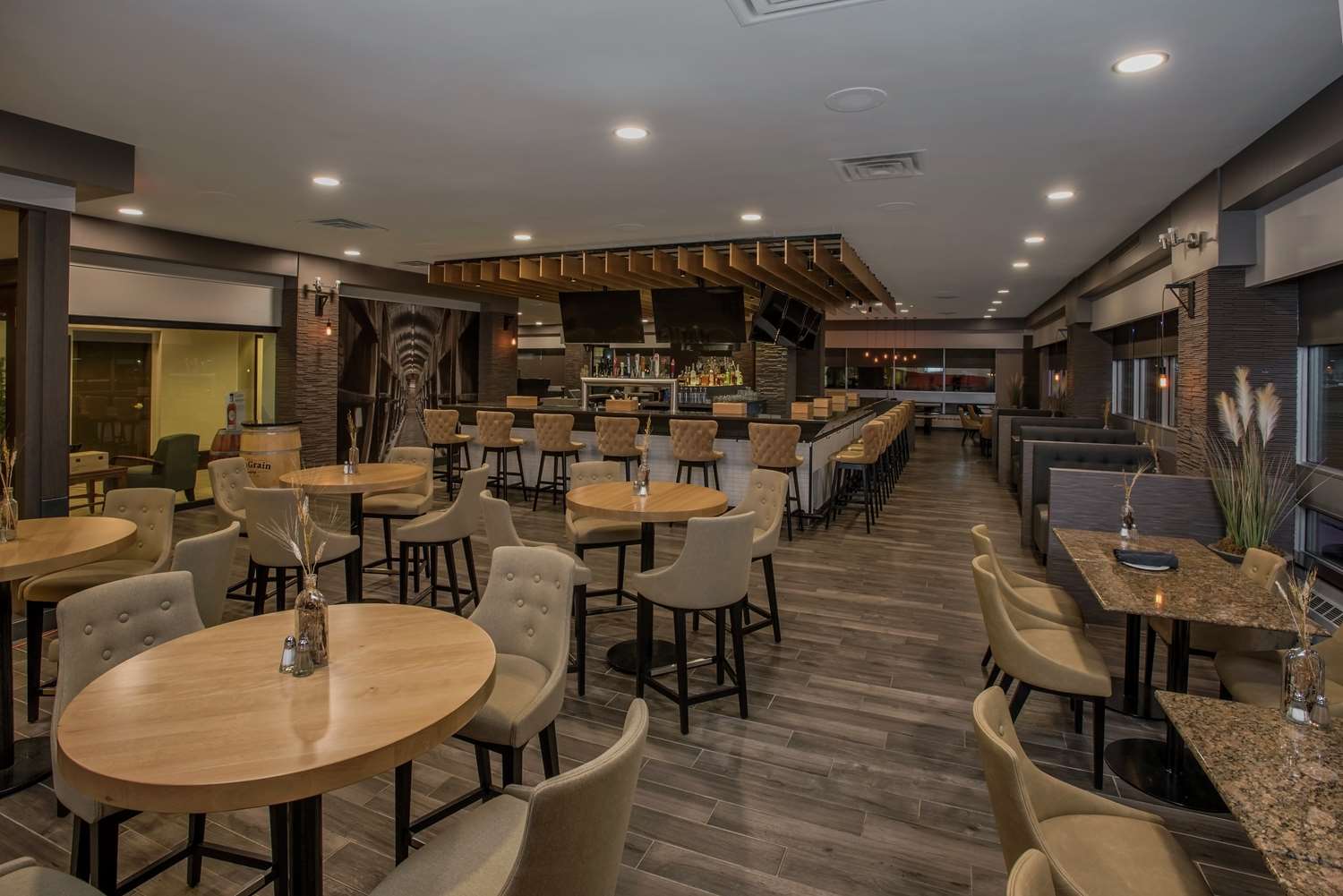 Фото Hilton Winnipeg Airport Suites