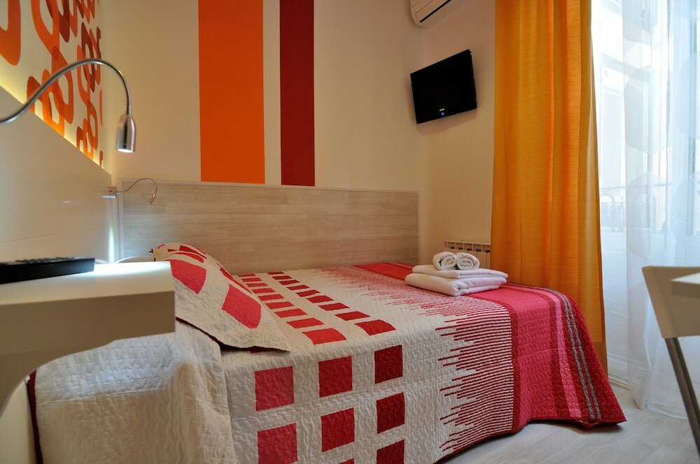 Фото Far Home Plaza Mayor Hostel