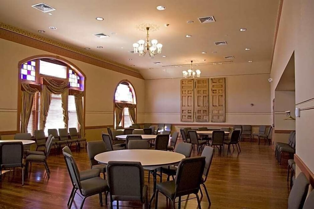 Фото Holiday Manor McPherson