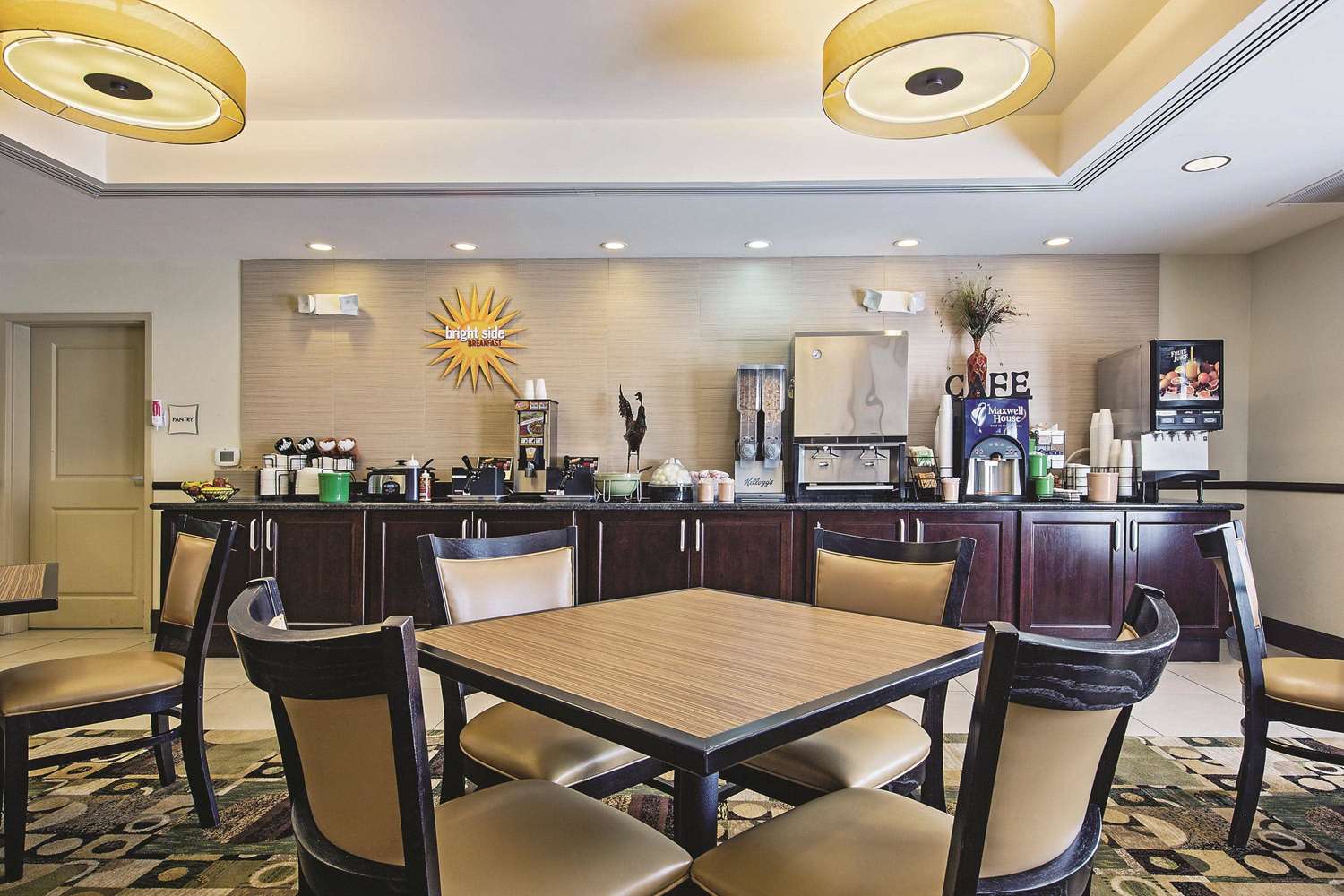 Фото La Quinta Inn & Suites by Wyndham Lancaster
