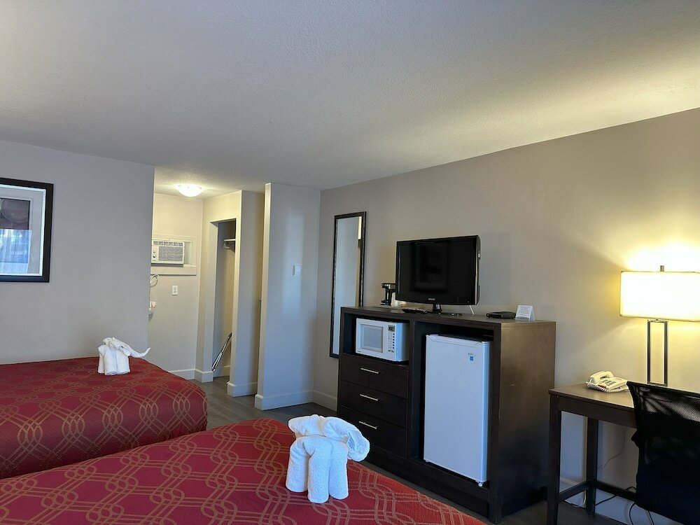 Фото Econo Lodge Inn & Suites Lethbridge