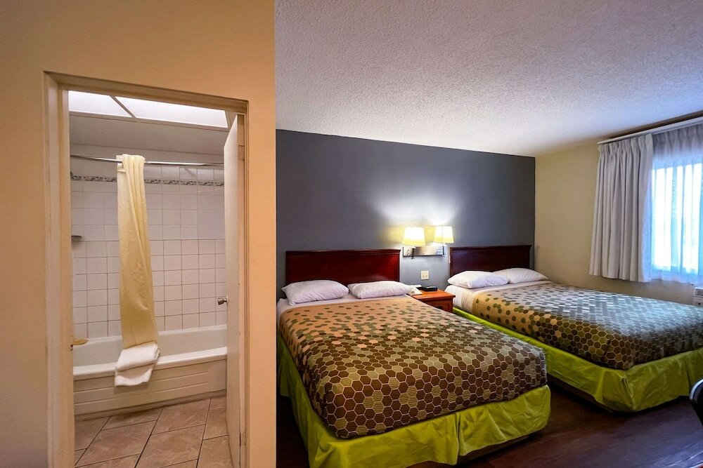 Фото Econo Lodge Motel Village