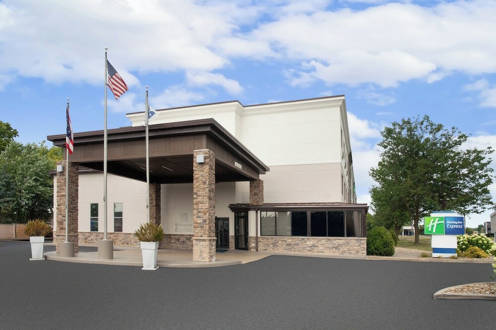 Фото Holiday Inn Express Cleveland Airport - Brookpark, an Ihg Hotel