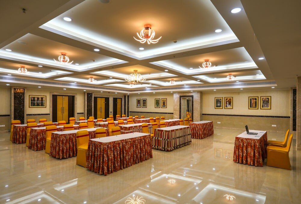 Фото Hotel Aadithya