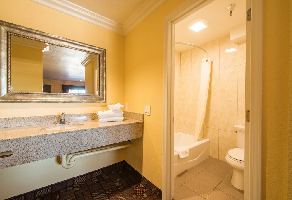 Фото Industry Inn & Suites