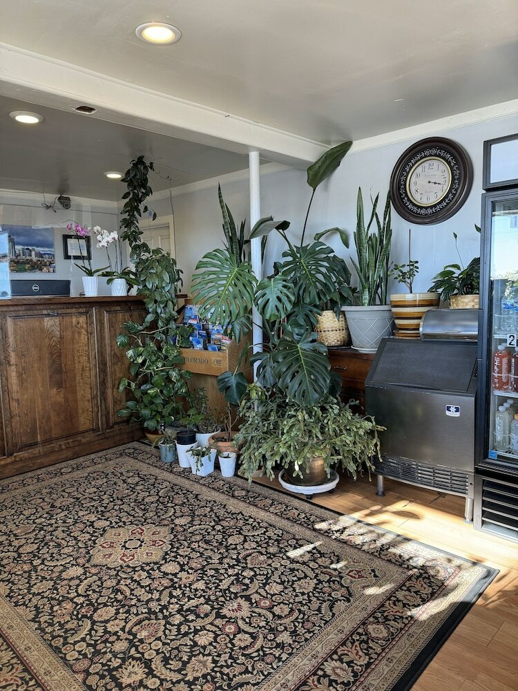 Фото Country Manor Motel Watkins