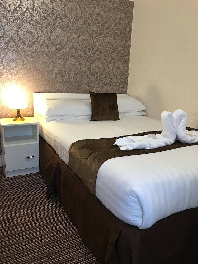 Фото The Feathers Hotel