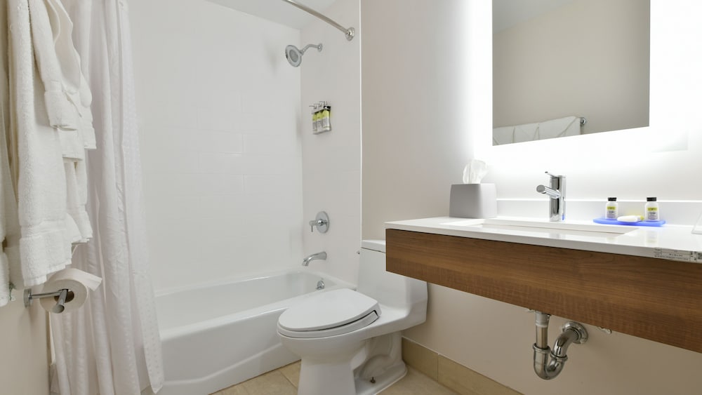 Фото Holiday Inn Express Staten Island West