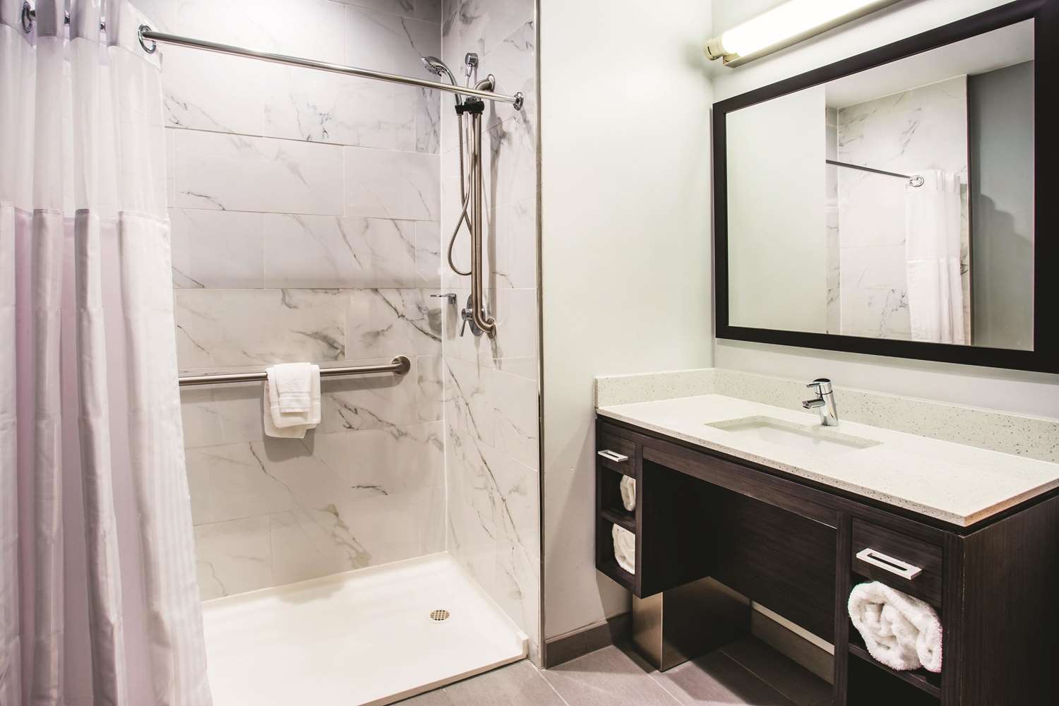 Фото La Quinta Inn & Suites by Wyndham Baltimore Downtown