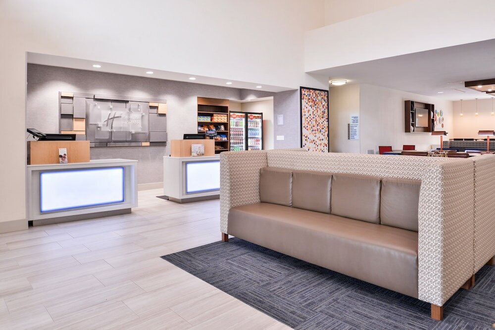 Фото Holiday Inn Express Tampa N I-75 - University Area, an Ihg Hotel