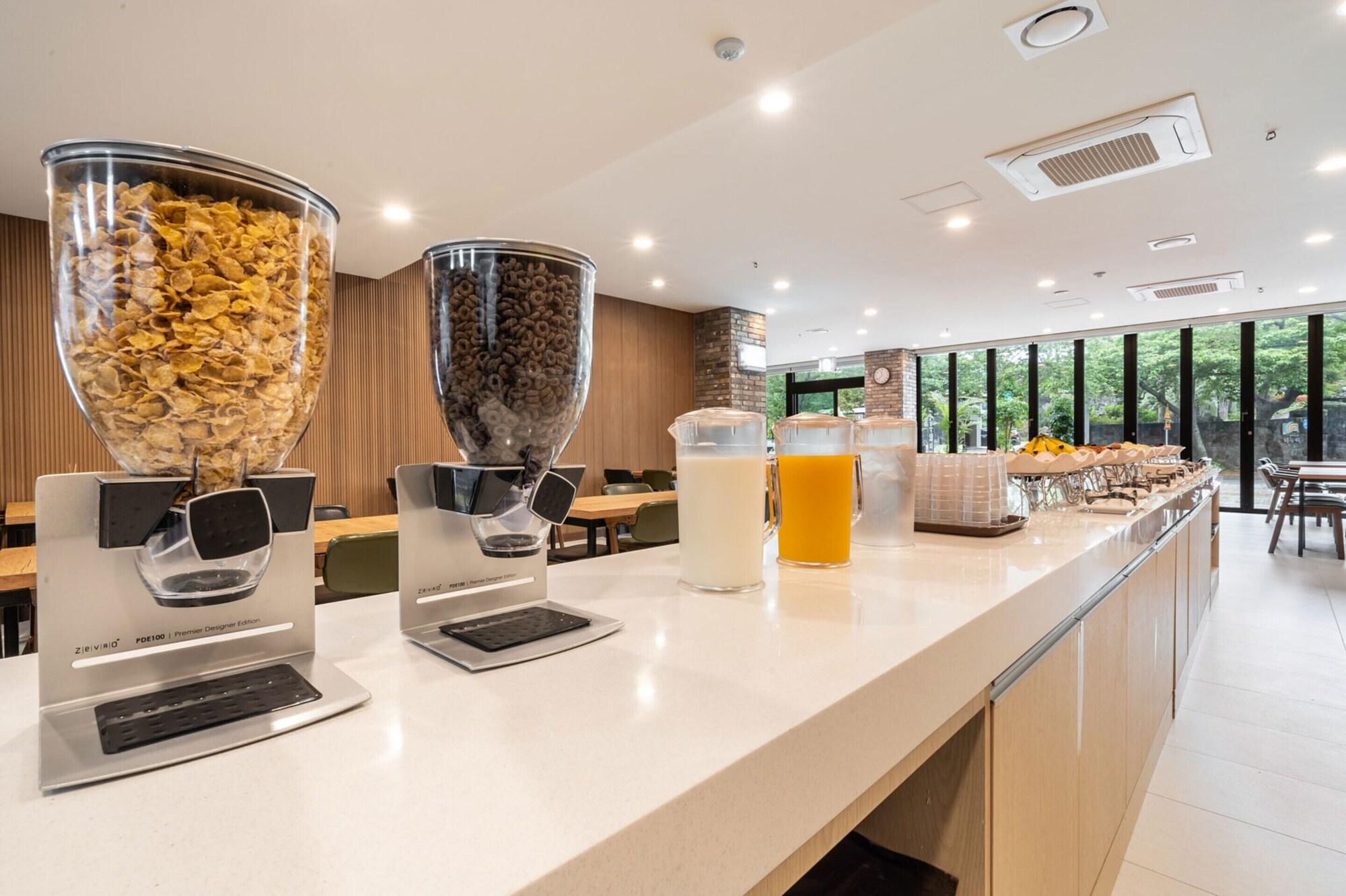 Фото Aroomi Hotel