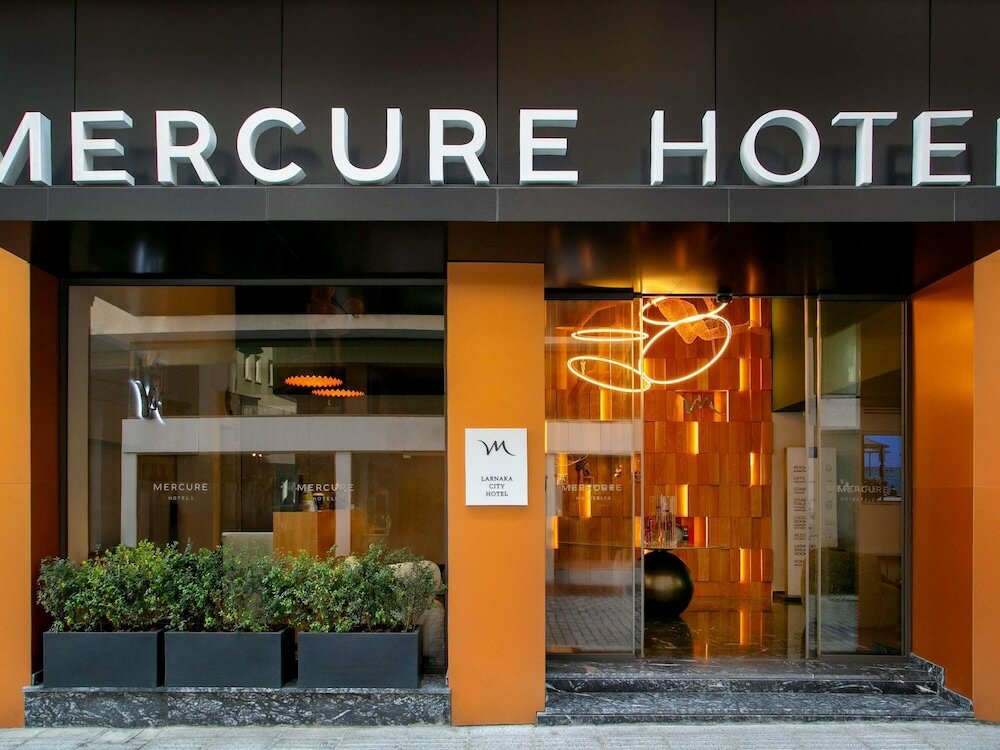 Фото Mercure Larnaca Finikoudes Beach