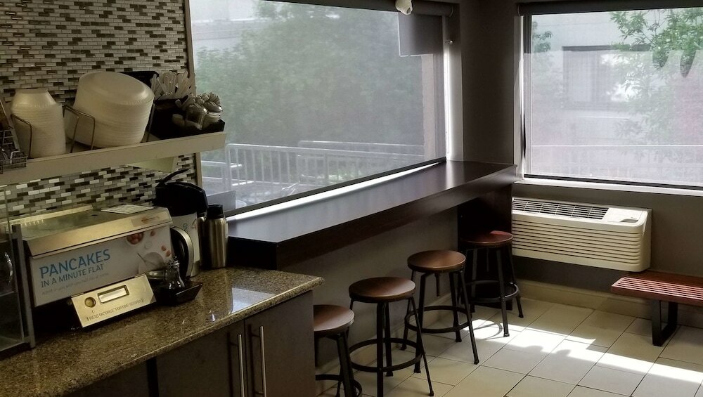 Фото Airport Waterfront Inn