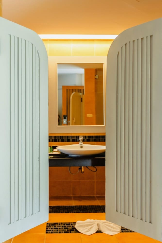 Фото Anyavee Tubkaek Beach Resort