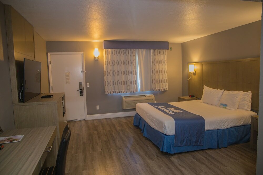 Фото Days Inn by Wyndham Redwood City
