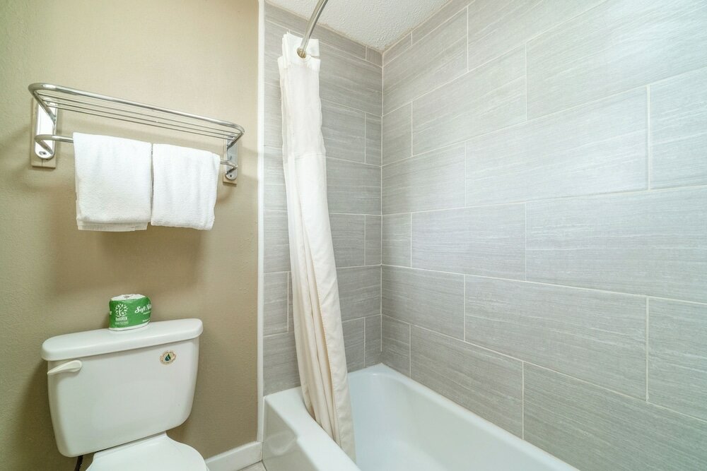 Фото Deluxe Inn & Suites By OYO Miami OK