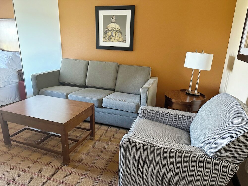 Фото Four Points by Sheraton Edmonton Gateway