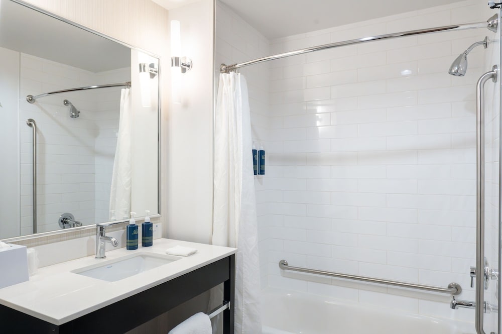 Фото Four Points by Sheraton Edmonton International Airport