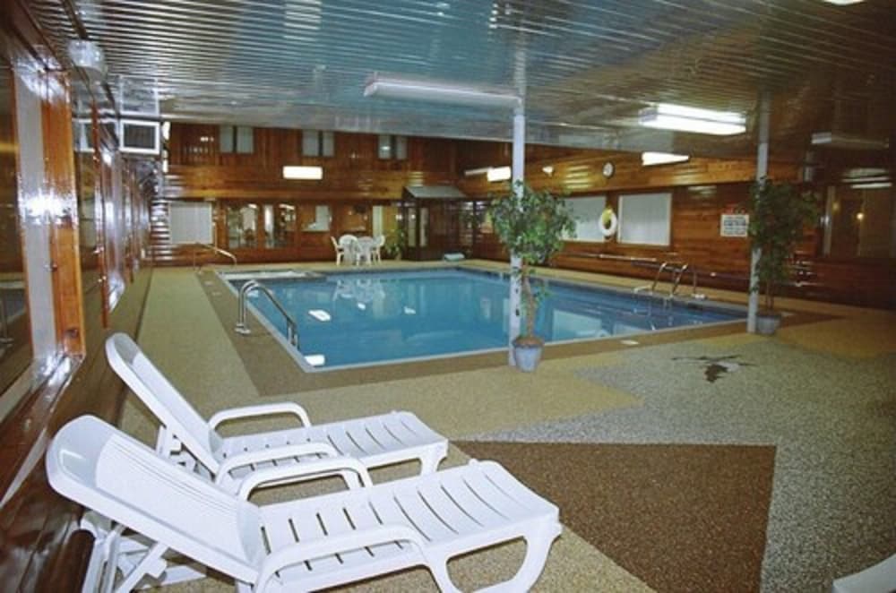Фото Ambassador Inn & Suites