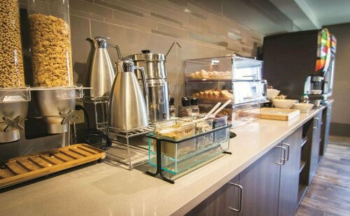 Внешний вид отеля La Quinta Inn & Suites by Wyndham Anchorage Airport в Анкоридже, фото 4