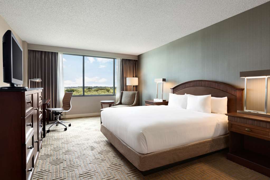 Фото Hilton East Brunswick Hotel & Executive Meeting Center