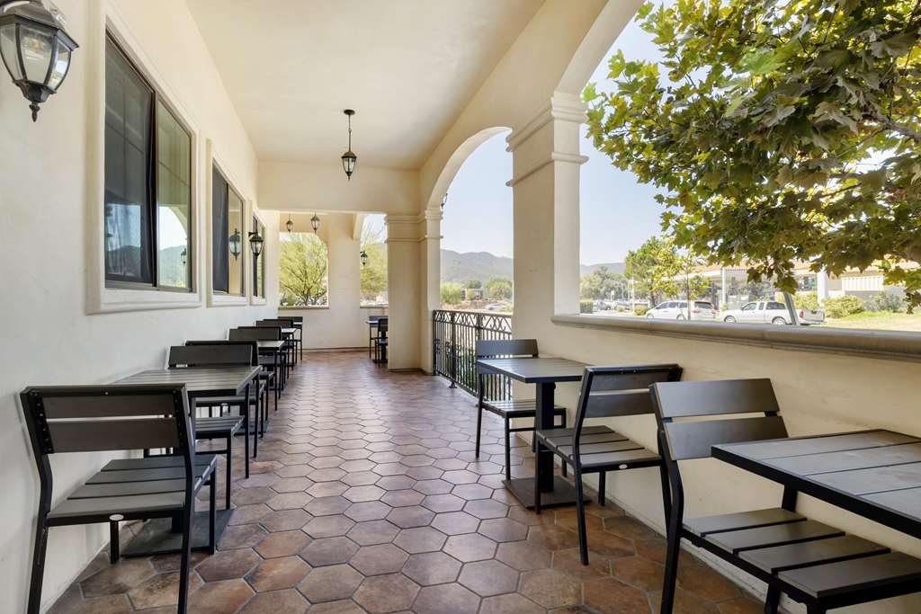 Фото Best Western Plus Temecula Wine Country Hotel &Suites