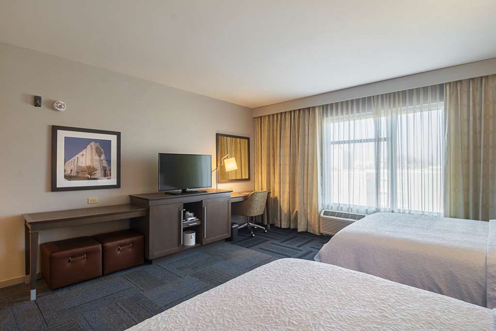 Фото Hampton Inn Chicago North Loyola Station